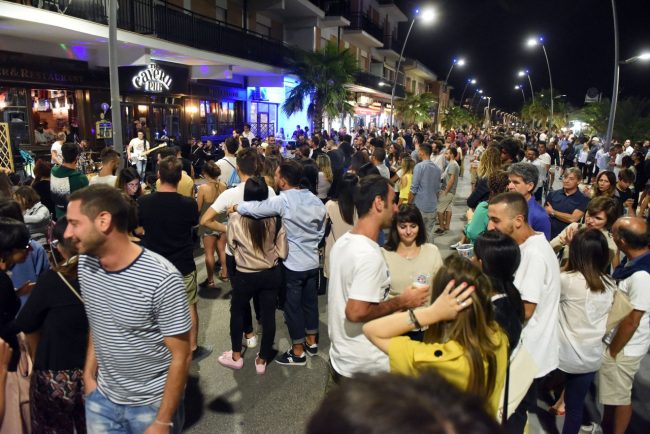 notte-di-ferragosto-lungomare-nord-affollato-civitanova-FDM