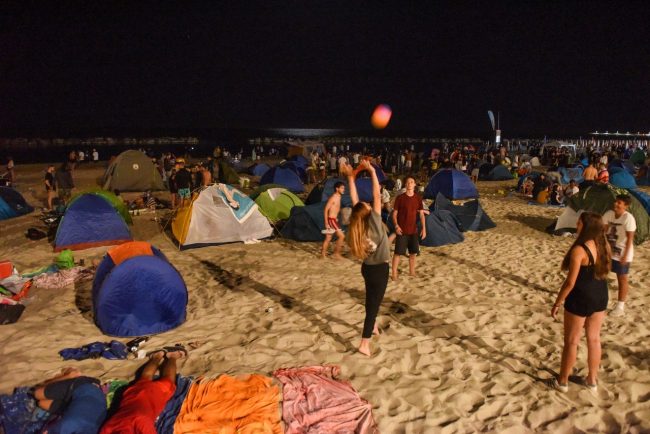notte-di-ferragosto-ragazzi-in-tenda-sulla-spiaggia-civitanova-FDM