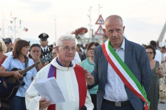processione-in-mare-san-marone-2017-ciarapica-e-don-giovanno-molinari-civitanova-FDM-19-325x217