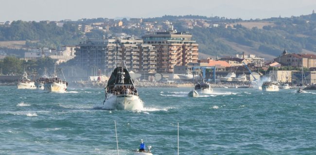processione-in-mare-san-marone-2017-civitanova-FDM-10-650x320