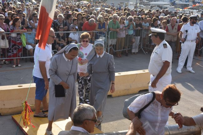 processione-in-mare-san-marone-2017-civitanova-FDM-6-650x434