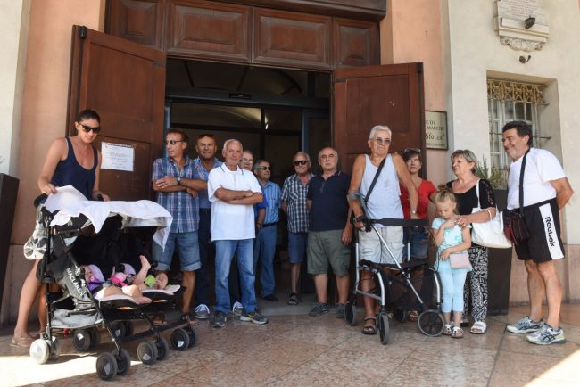 protesta-residenti-via-adua-comune-civitanova-FDM-3-650x434