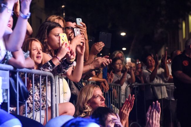 tiromancino-pubblico-folla-piazza-xx-settembre-civitanova-FDM-2-650x433