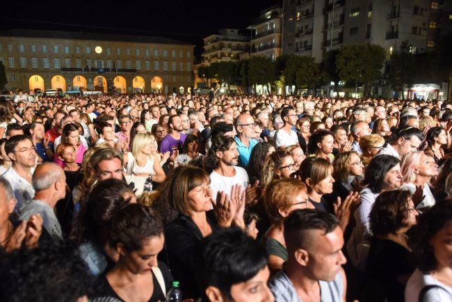 tiromancino-pubblico-folla-piazza-xx-settembre-civitanova-FDM-3-650x434