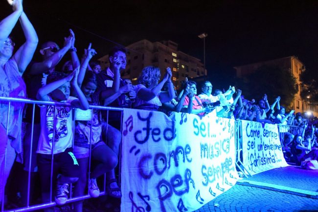 tiromancino-pubblico-folla-piazza-xx-settembre-civitanova-FDM-4-650x434