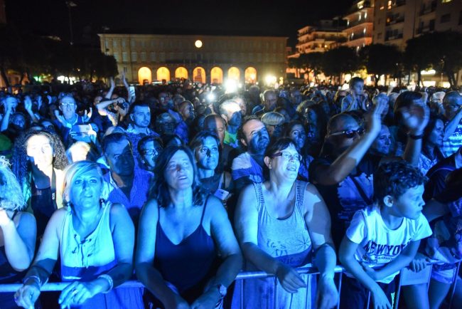 tiromancino-pubblico-folla-piazza-xx-settembre-civitanova-FDM-5-650x434