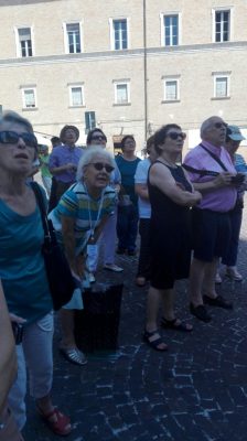 turisti-francesi-in-p.zza-liberta-MC