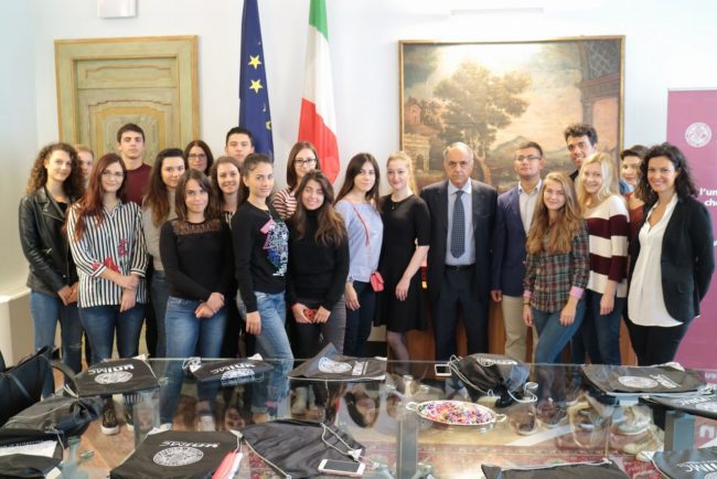 Adornato_studentiMgimo01-650x434
