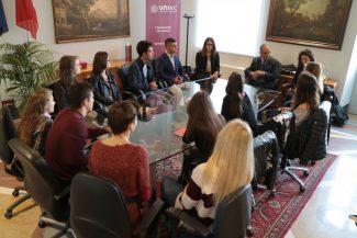 Adornato_studentiMgimo02-325x217