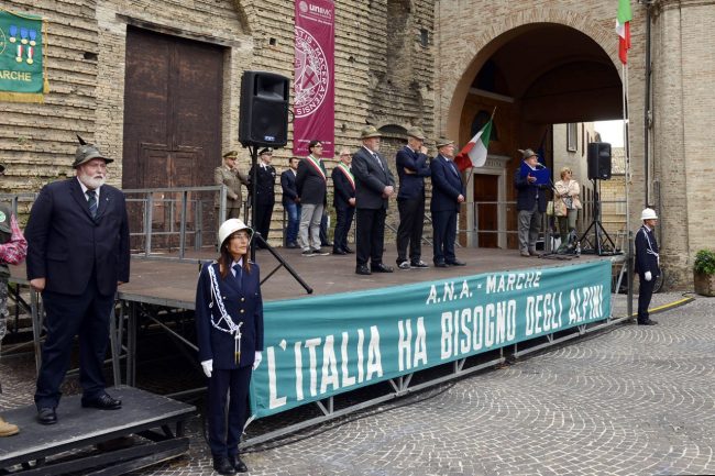 Alpini_Sfilata_Palco_FF-8-650x433