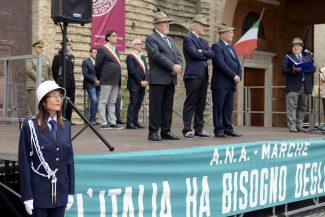 Alpini_Sfilata_Palco_FF-9-325x217