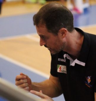 Coach-Adriano-Di-Pinto-parla-alla-squadra-1-325x341