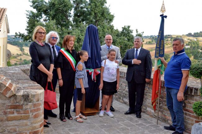Inaugurazione-scultura-dono-S.O.-alla-comunit_-di-Colmurano-per-il-150_-09.09.2017-_03-650x433