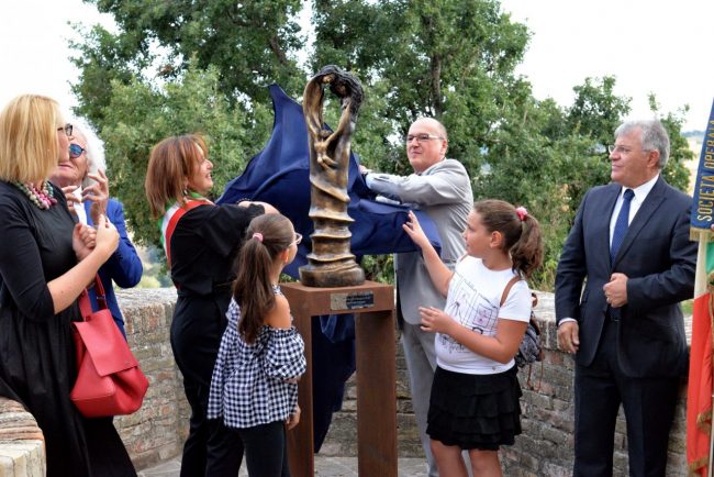 Inaugurazione-scultura-dono-S.O.-alla-comunit_-di-Colmurano-per-il-150_-09.09.2017-_04-650x434