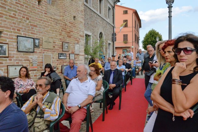 Inaugurazione-scultura-dono-S.O.-alla-comunit_-di-Colmurano-per-il-150_-09.09.2017-_09-650x434