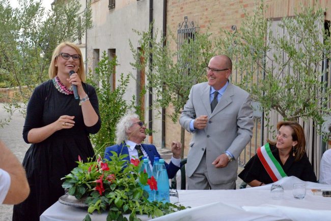 Inaugurazione-scultura-dono-S.O.-alla-comunit_-di-Colmurano-per-il-150_-09.09.2017-_11-650x434