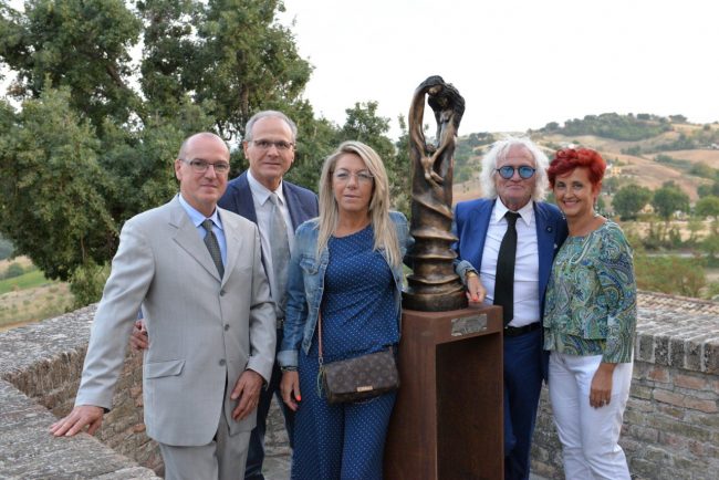 Inaugurazione-scultura-dono-S.O.-alla-comunit_-di-Colmurano-per-il-150_-09.09.2017-_18-650x434
