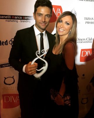 Laura-Ottaviani-premia-con-una-scultura-del-brand-lattore-Luca-Capuano-nel-corso-della-serata-organizzata-da-DivaDonna-presso-il-Centurion-Palace-di-Venezia
