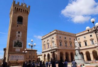 Recanati_scorcio-di-piazza-Leopardi