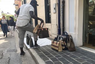 abusivi-al-mercato-corso-dalmazia-civitanova-3-325x219