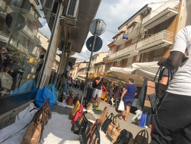 abusivi-al-mercato-corso-dalmazia-civitanova-5-650x488