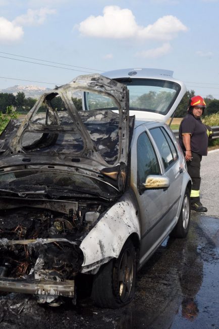 auto-a-fuoco-superstrada-uscita-morrovalle-vdf-polizia-stradale-FDM-1-434x650