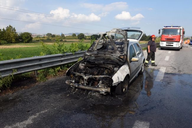 auto-a-fuoco-superstrada-uscita-morrovalle-vdf-polizia-stradale-FDM-2-650x434