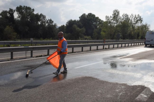 auto-a-fuoco-superstrada-uscita-morrovalle-vdf-polizia-stradale-FDM-3-650x433