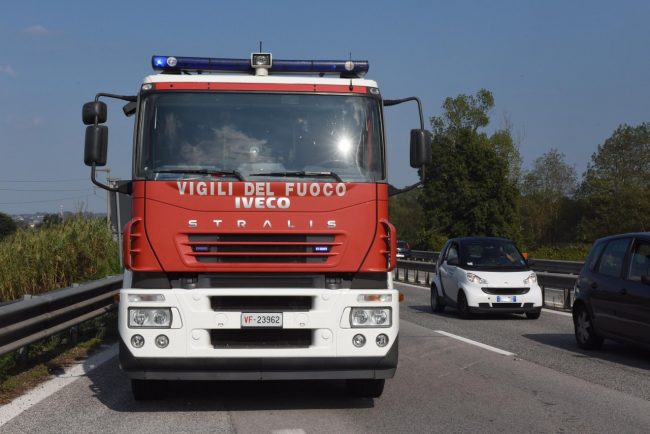 auto-a-fuoco-superstrada-uscita-morrovalle-vdf-polizia-stradale-FDM-4-650x434