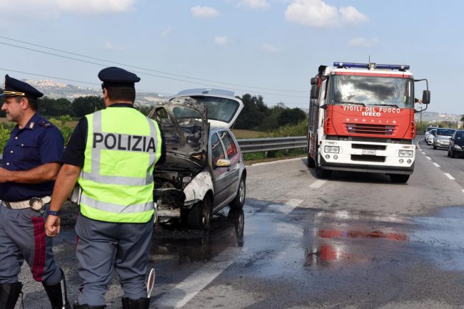 auto-a-fuoco-superstrada-uscita-morrovalle-vdf-polizia-stradale-FDM-5-650x434
