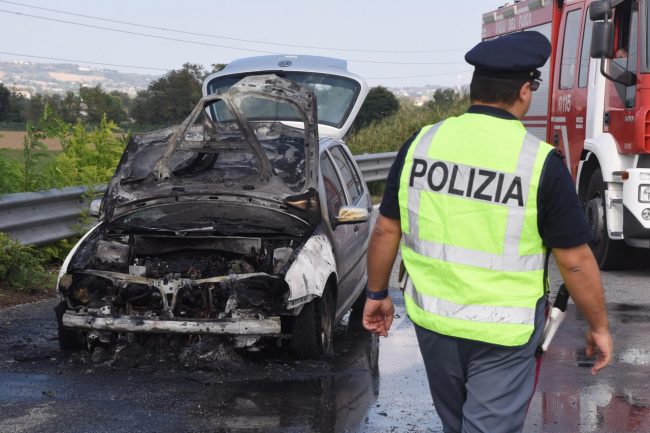 auto-a-fuoco-superstrada-uscita-morrovalle-vdf-polizia-stradale-FDM-6-650x433
