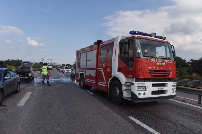 auto-a-fuoco-superstrada-uscita-morrovalle-vdf-polizia-stradale-FDM-7-650x434