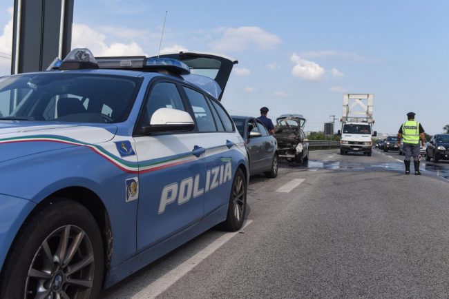 auto-a-fuoco-superstrada-uscita-morrovalle-vdf-polizia-stradale-FDM-8-650x434