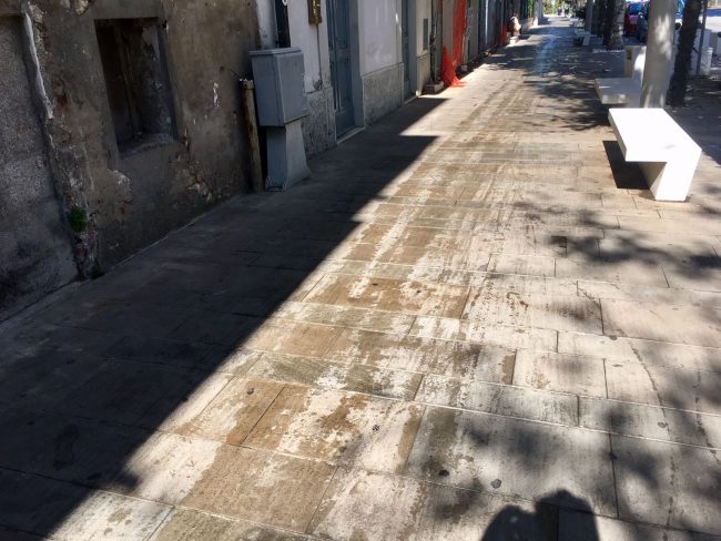 civitanova-corso-umberto-olio-su-marciapiede-3-650x488