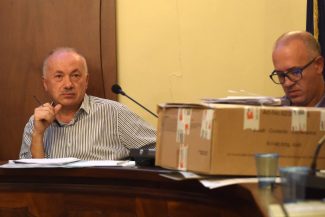consiglio-comunale-ciarapica-e-sergio-morosi-segretario-civitanova-FDM-7-325x217