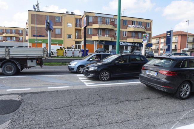 corsia-immissione-in-via-adua-dalla-statale-civitanova-2-650x434