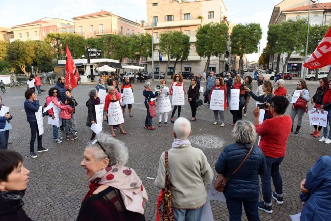 flash-mob-contro-violenza-sulle-donne-civitanova-FDM-1-650x434