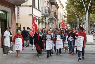 flash-mob-contro-violenza-sulle-donne-civitanova-FDM-10-325x217