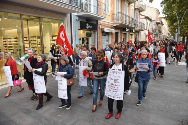 flash-mob-contro-violenza-sulle-donne-civitanova-FDM-11-650x434