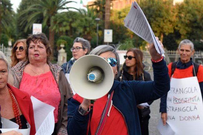 flash-mob-contro-violenza-sulle-donne-civitanova-FDM-2-650x433