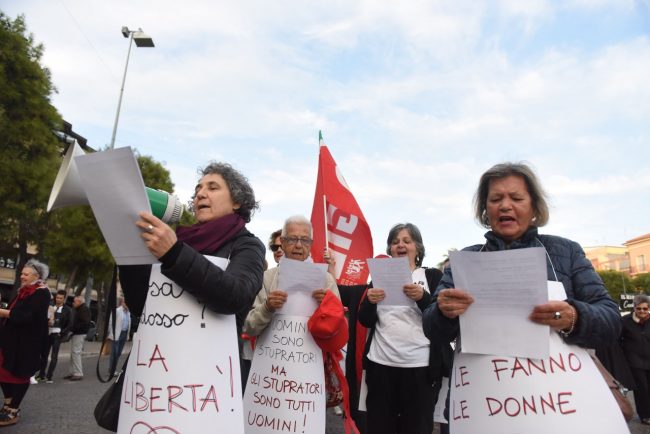 flash-mob-contro-violenza-sulle-donne-civitanova-FDM-4-650x434