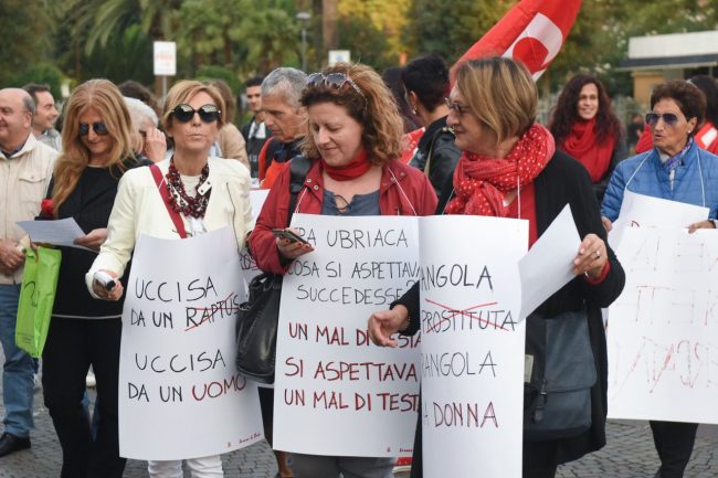 flash-mob-contro-violenza-sulle-donne-civitanova-FDM-5-650x433