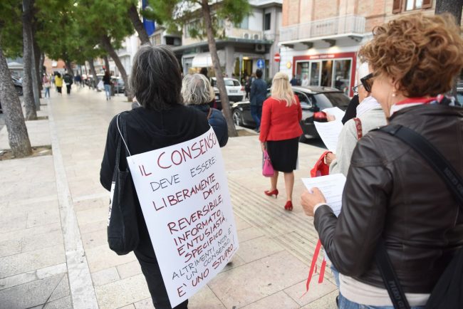 flash-mob-contro-violenza-sulle-donne-civitanova-FDM-6-650x434