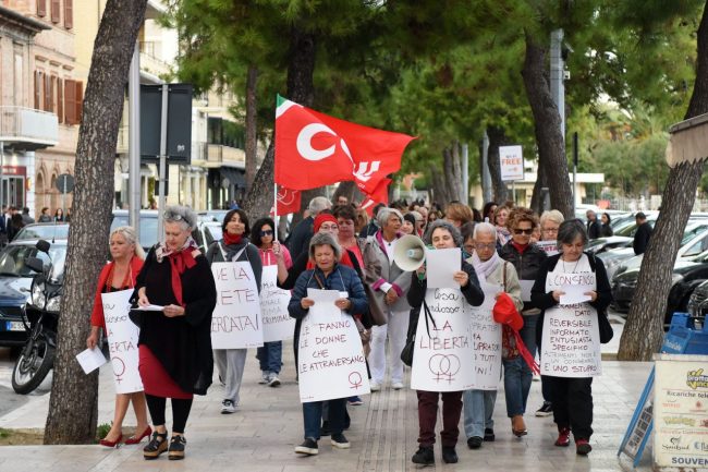 flash-mob-contro-violenza-sulle-donne-civitanova-FDM-8-650x433