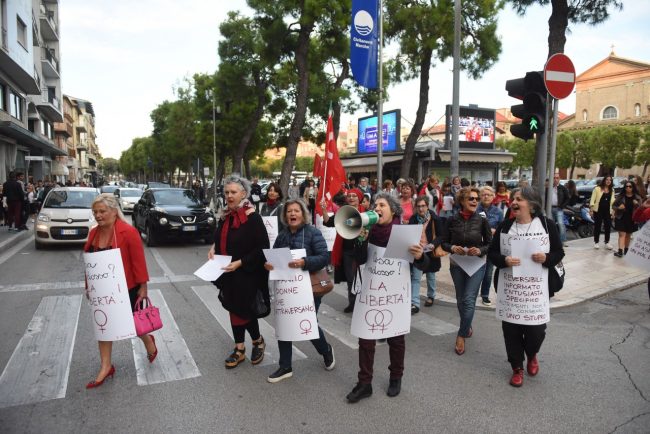 flash-mob-contro-violenza-sulle-donne-civitanova-FDM-9-650x434