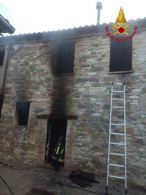 incendio-casa-san-severino-4-300x400