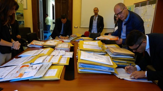 l’apertura-delle-buste-nella-sede-del-Ministero-dell’Istruzione-1-650x366