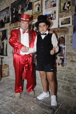 ph6_Stretta_di_Mano_Baby_e_Presidente_Brutti_Piobbico2017-266x400