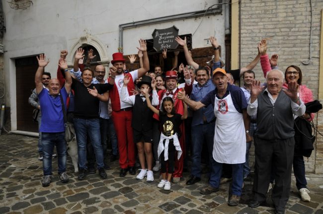 ph7_FotoGruppo_con_curiosi_Brutti_Piobbico2017-650x432
