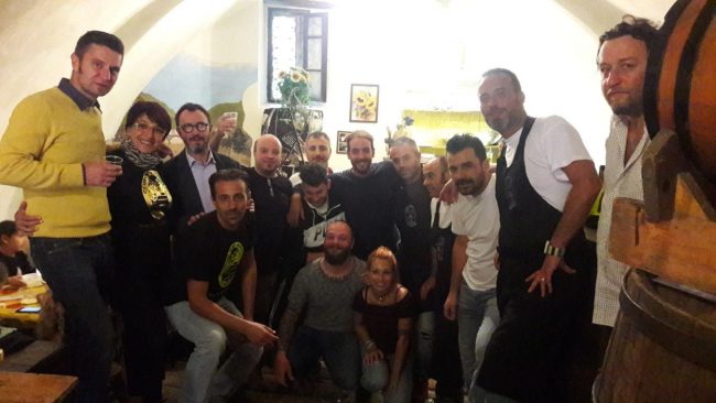 ph8_FotodiGruppo_CantinadeiMiracoli_Brutti_Piobbico2017-650x366